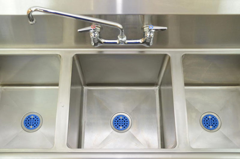 locking strainer for commercial sink